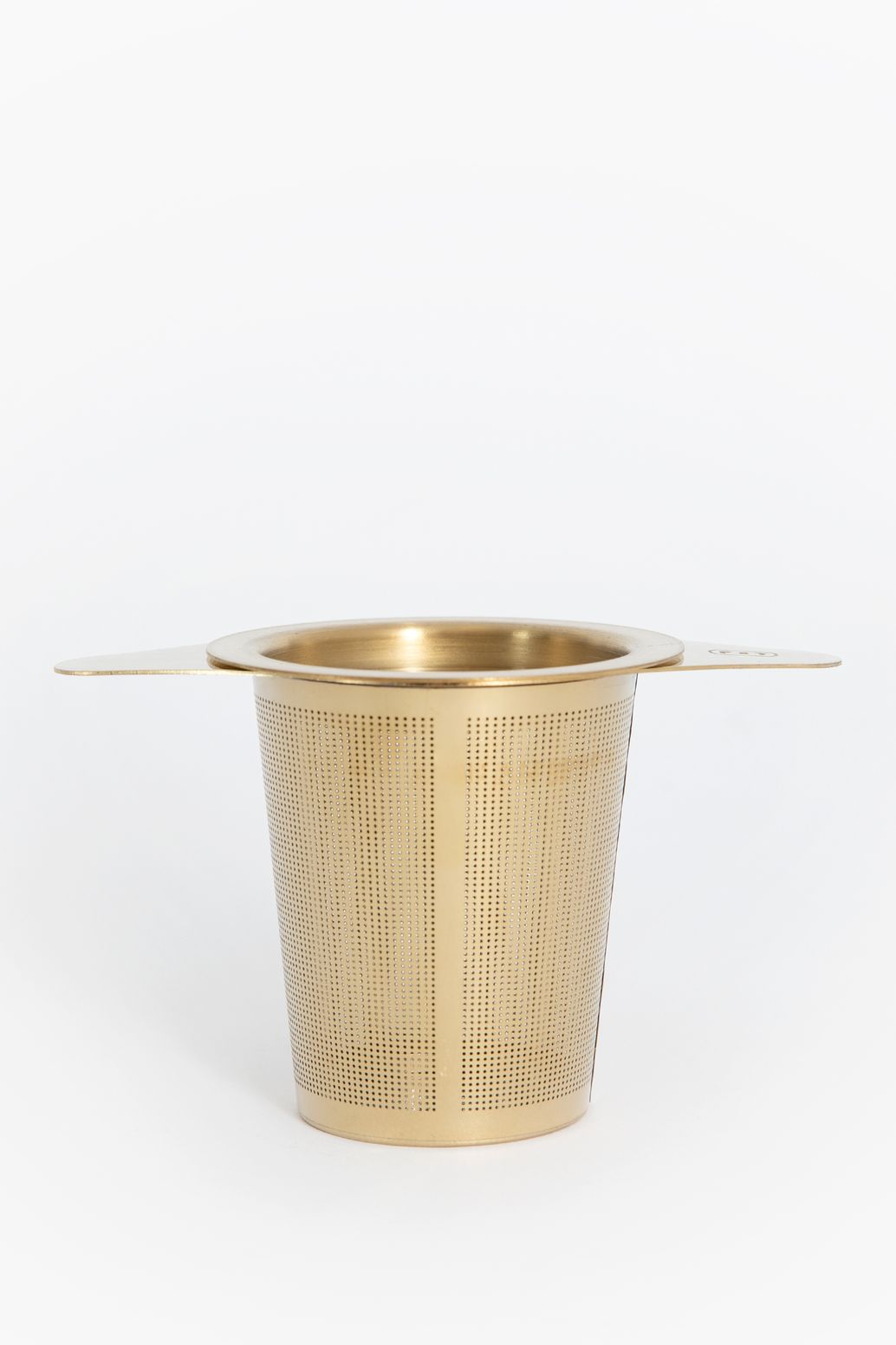 Goldfarbenes Teesieb