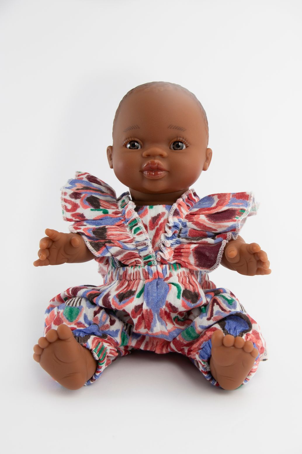 Poupée avec yeux marron et sans cheveux