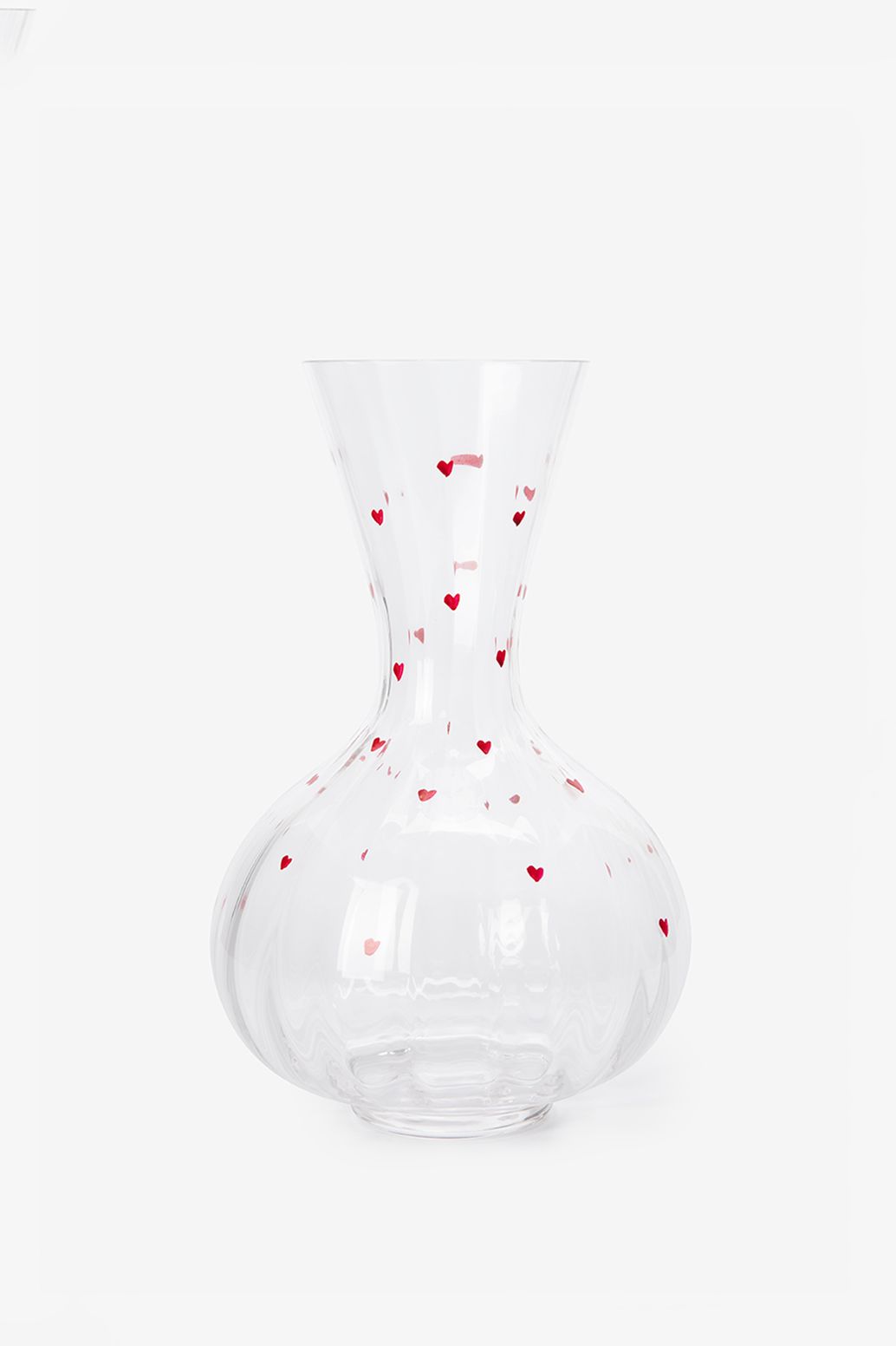 Carafe en verre avec petits cœurs