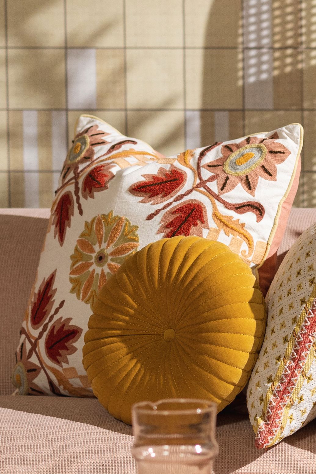 Kissen mit Blumenstickerei - mehrfarbig
