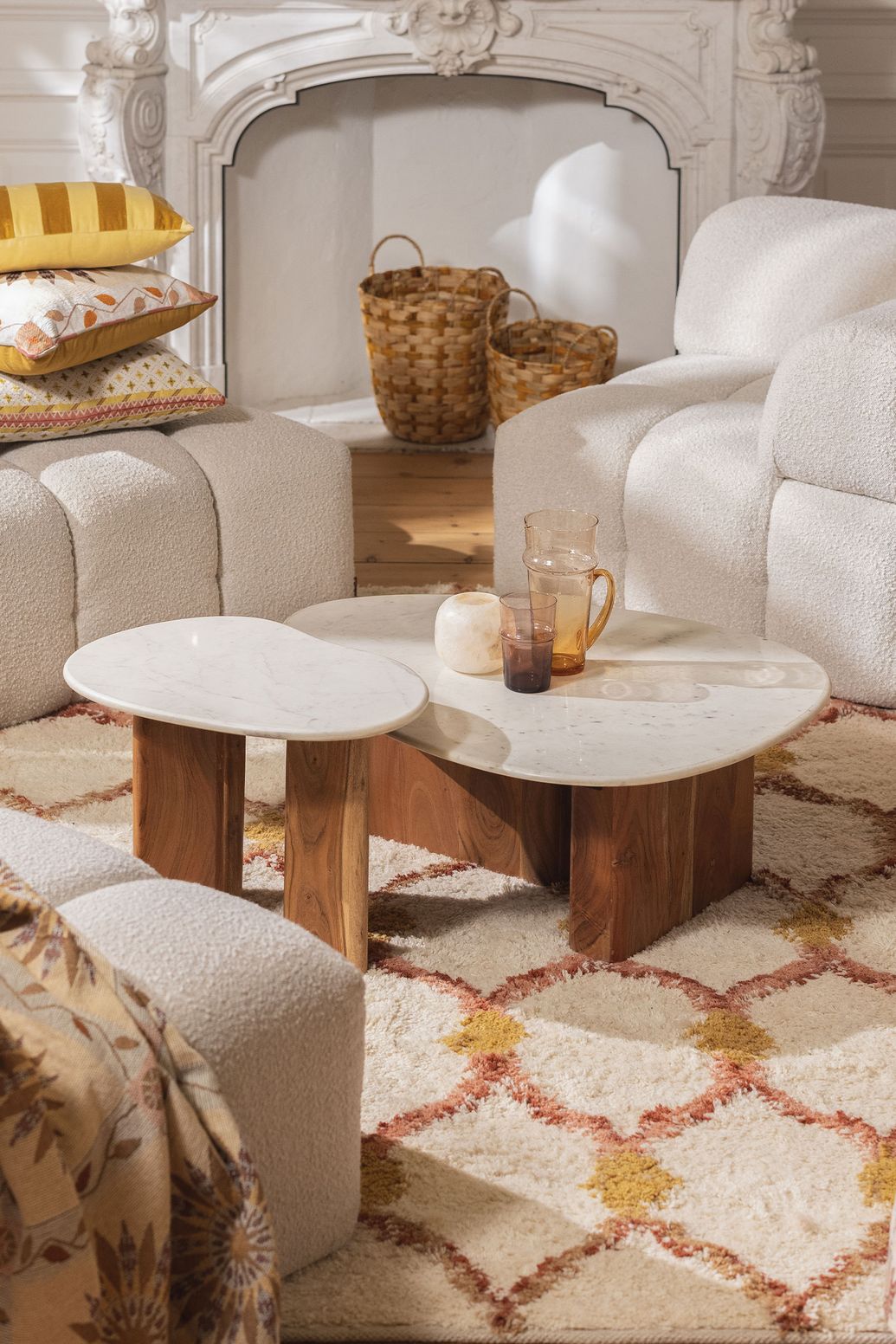 Table basse en bois avec petit plateau en marbre