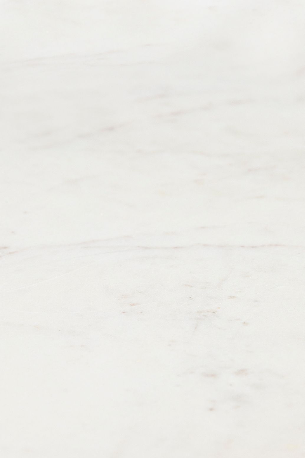 Table basse en bois avec petit plateau en marbre