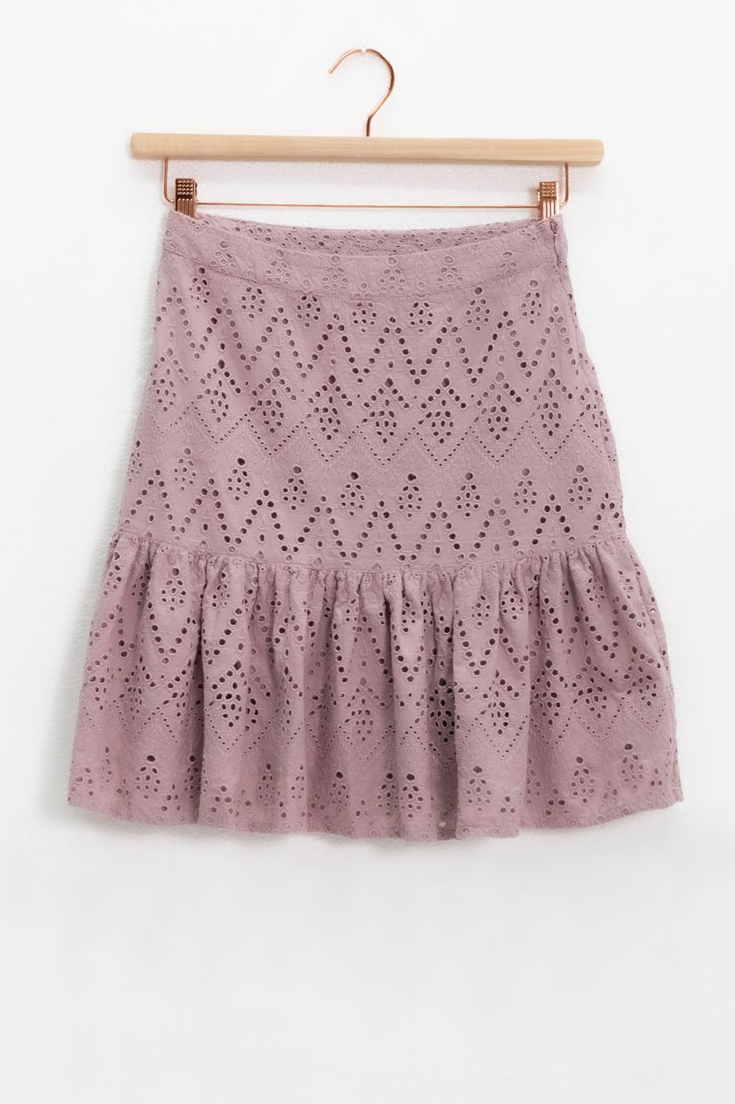 Paarse ruffle rok met broderie anglaise