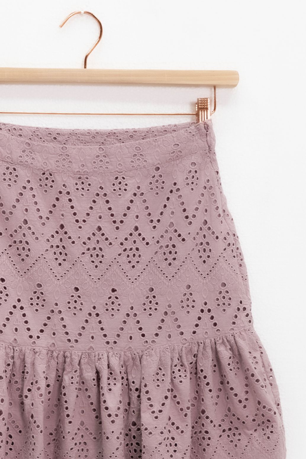 Paarse ruffle rok met broderie anglaise