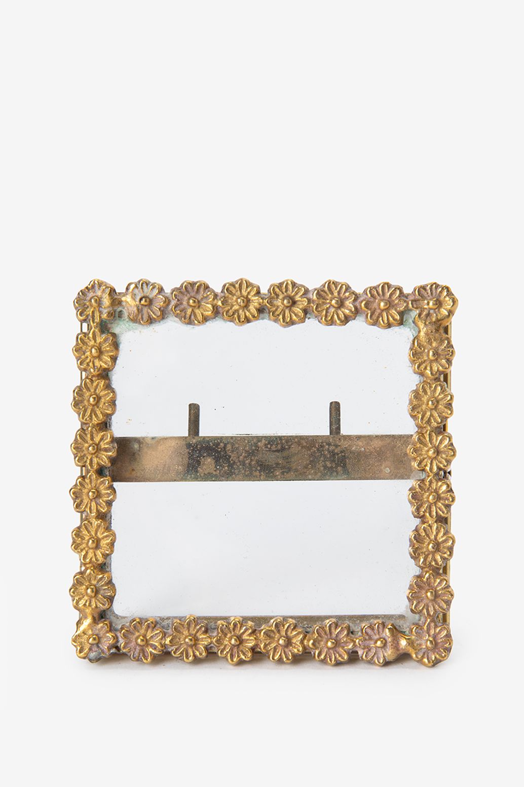 Goudkleurig fotolijstje dubbelglas staand met madeliefjes (8x8 cm)