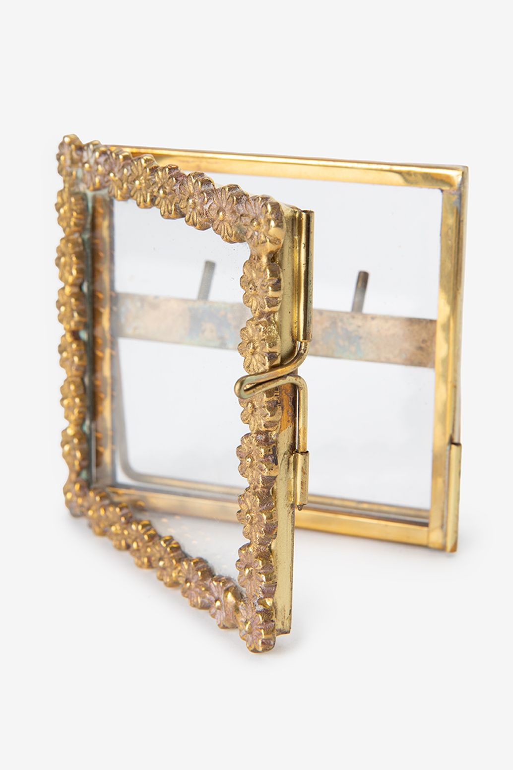 Goudkleurig fotolijstje dubbelglas staand met madeliefjes (8x8 cm)