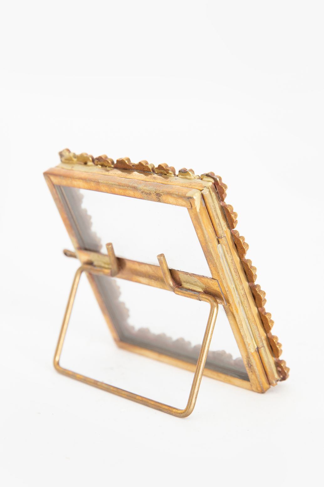 Goudkleurig fotolijstje dubbelglas staand met madeliefjes (8x8 cm)