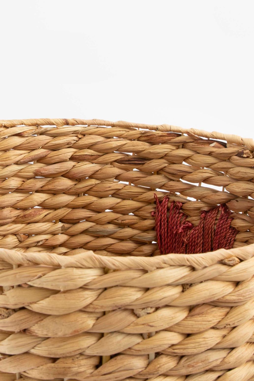 Mand van hyacinth met rode ingeweven hartjes large