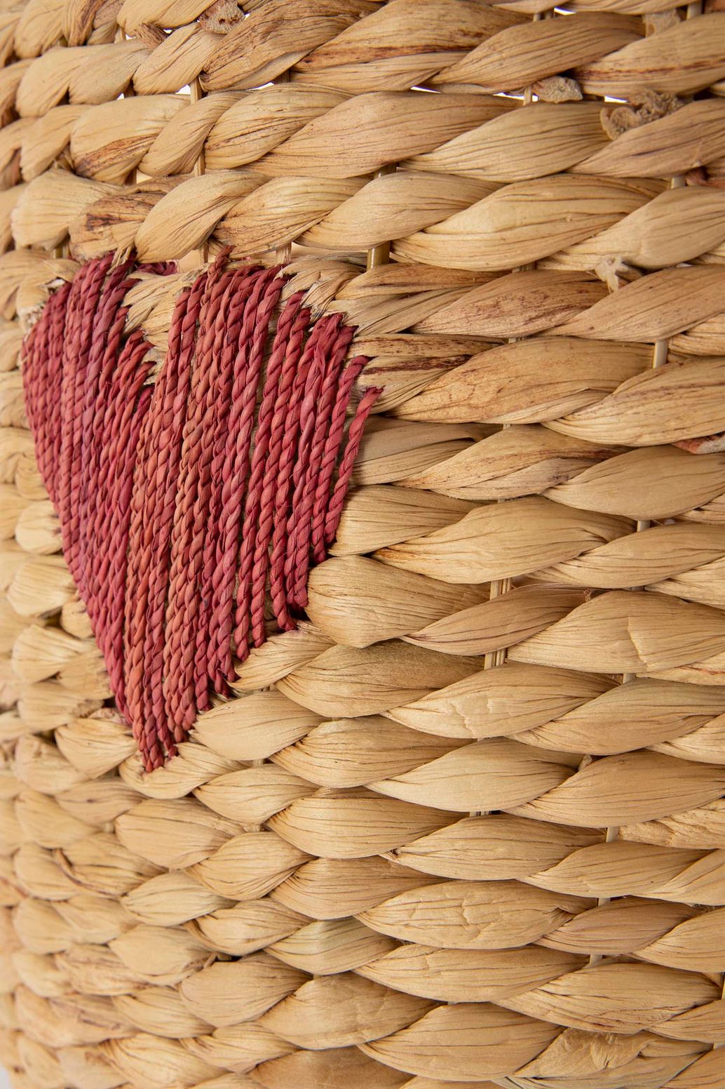 Korb aus Hyazinthe mit roten Herzen medium