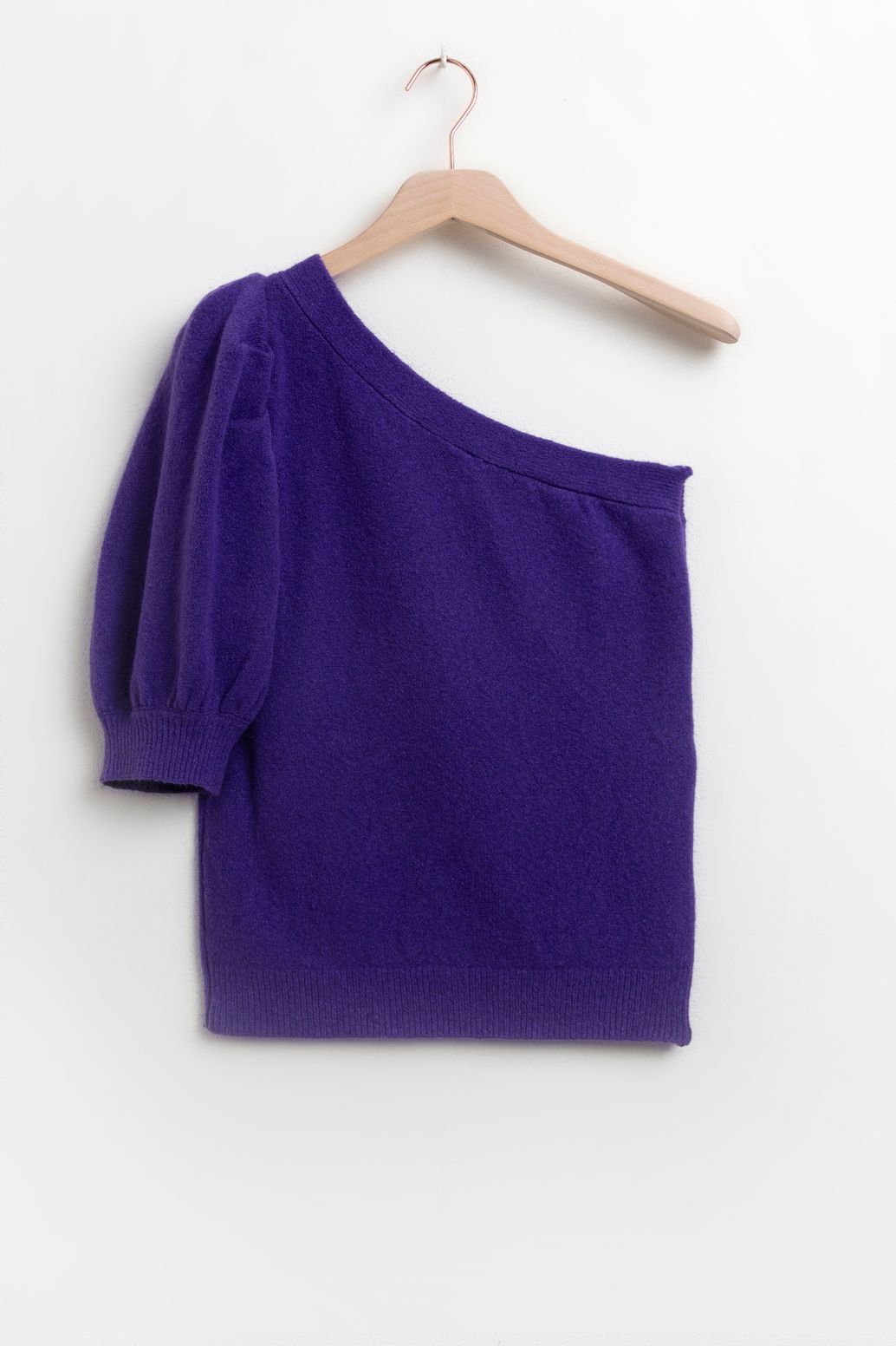 One-Shoulder-Pullover mit Puffärmel - lila