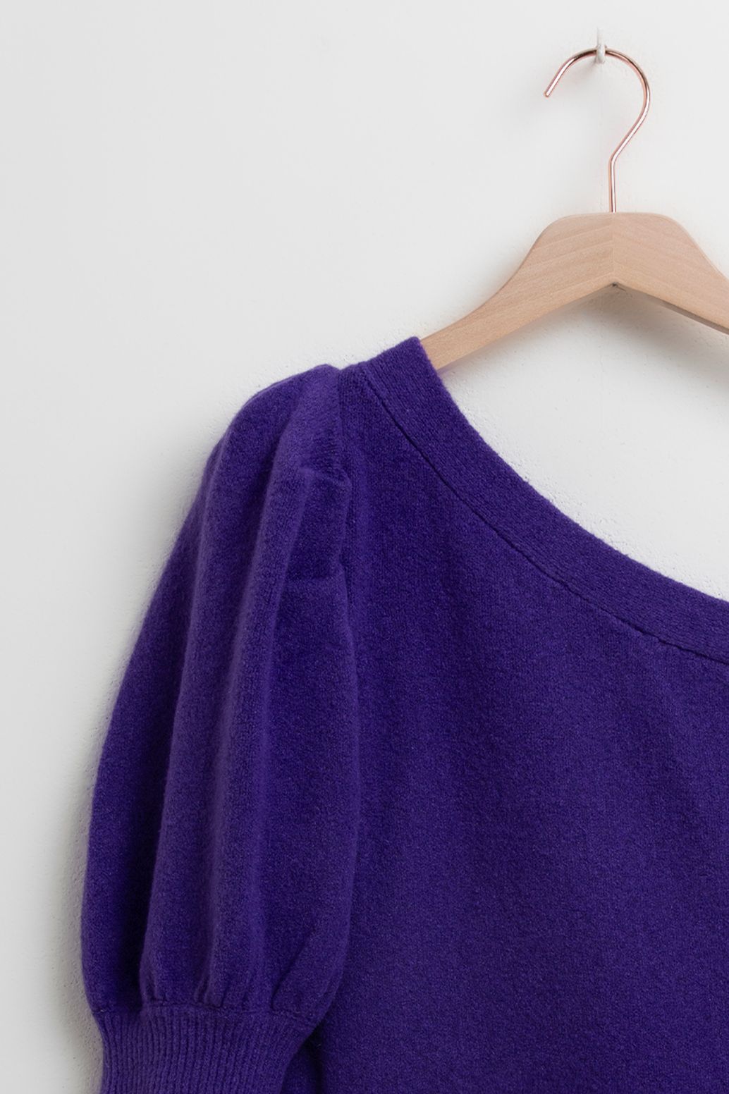One-Shoulder-Pullover mit Puffärmel - lila