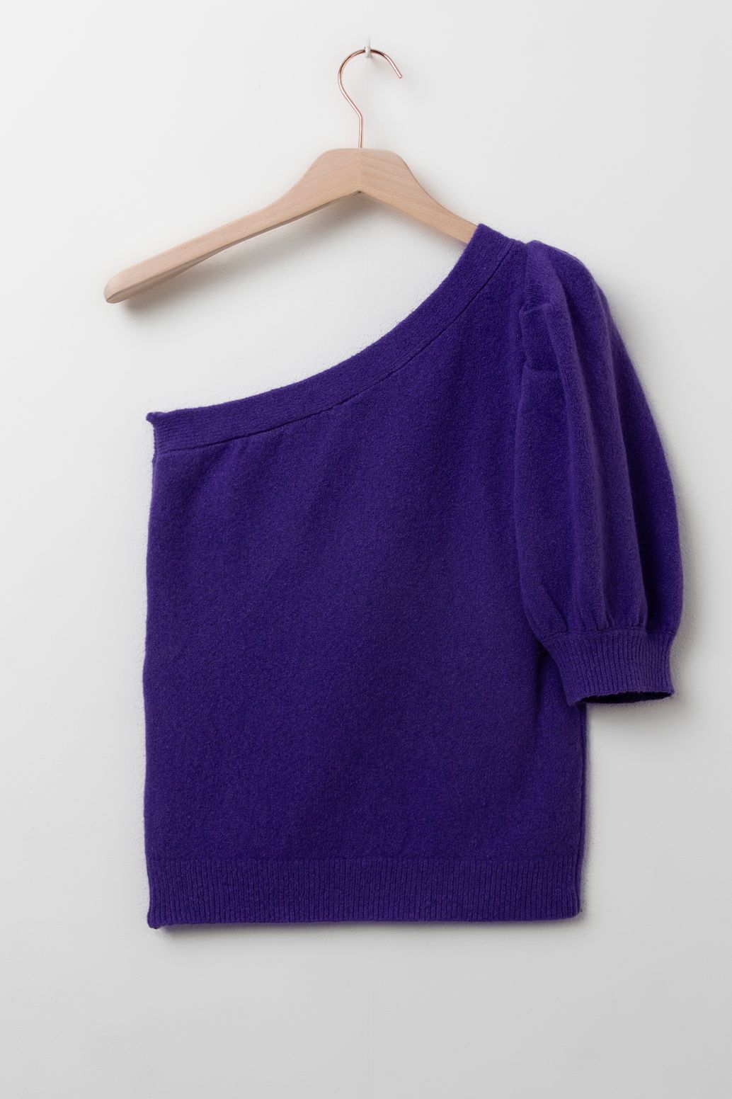 One-Shoulder-Pullover mit Puffärmel - lila