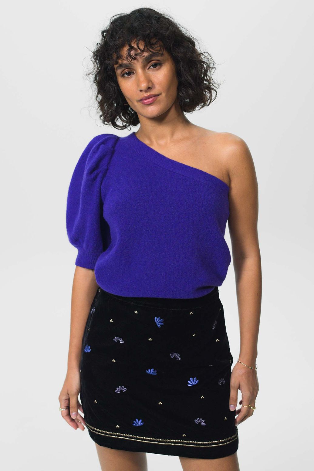 One-Shoulder-Pullover mit Puffärmel - lila