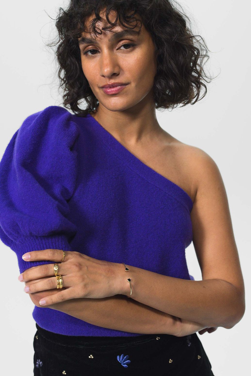 One-Shoulder-Pullover mit Puffärmel - lila