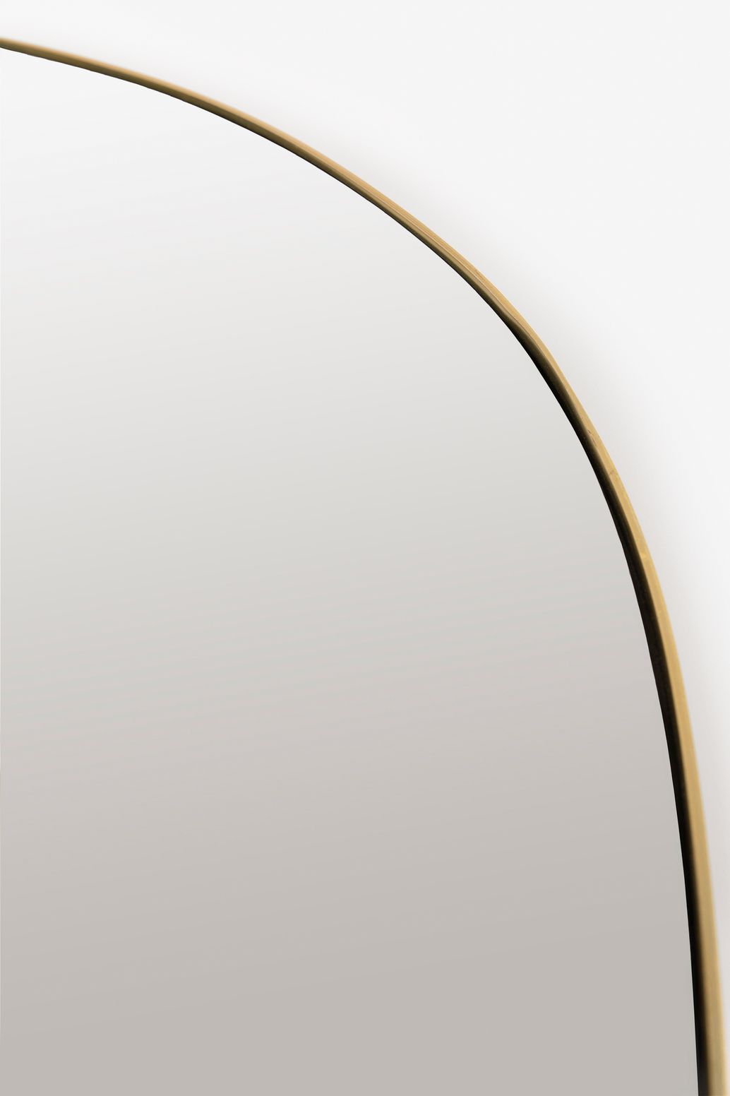 Goudkleurige organische hangspiegel