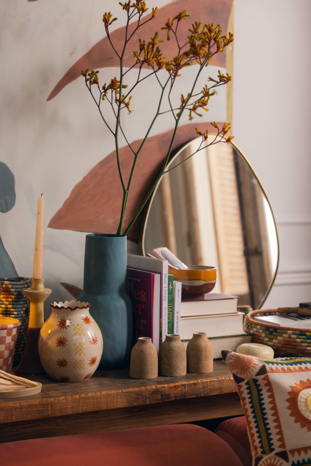 Goudkleurige organische hangspiegel