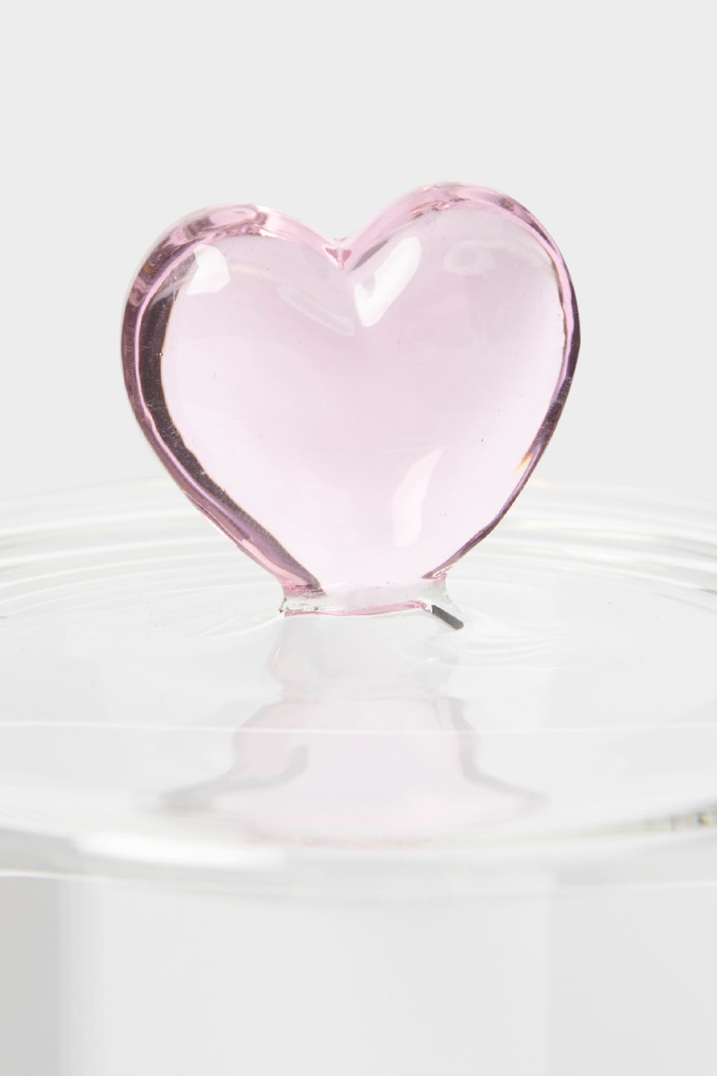 Glasgefäß mit rosa Herz