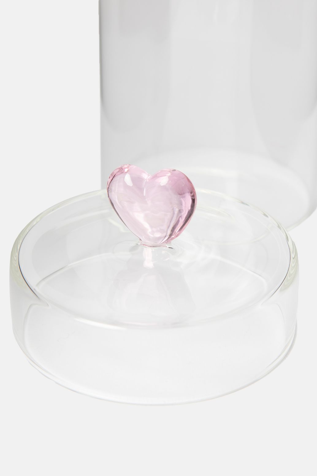 Glasgefäß mit rosa Herz