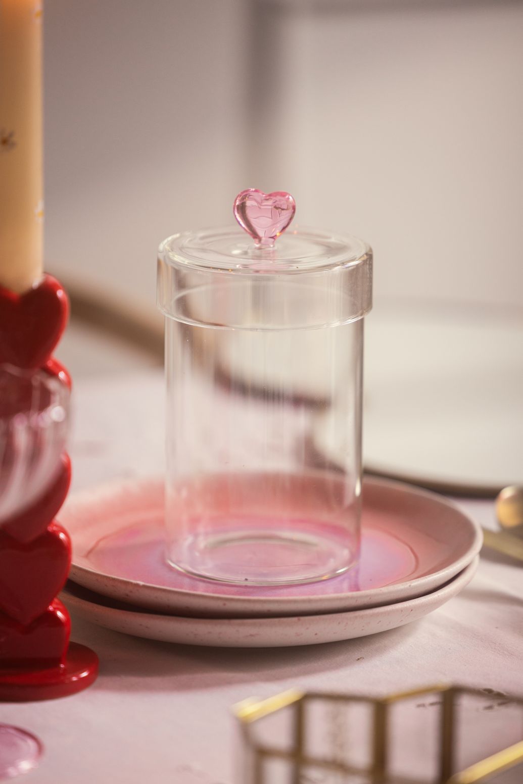 Glasgefäß mit rosa Herz