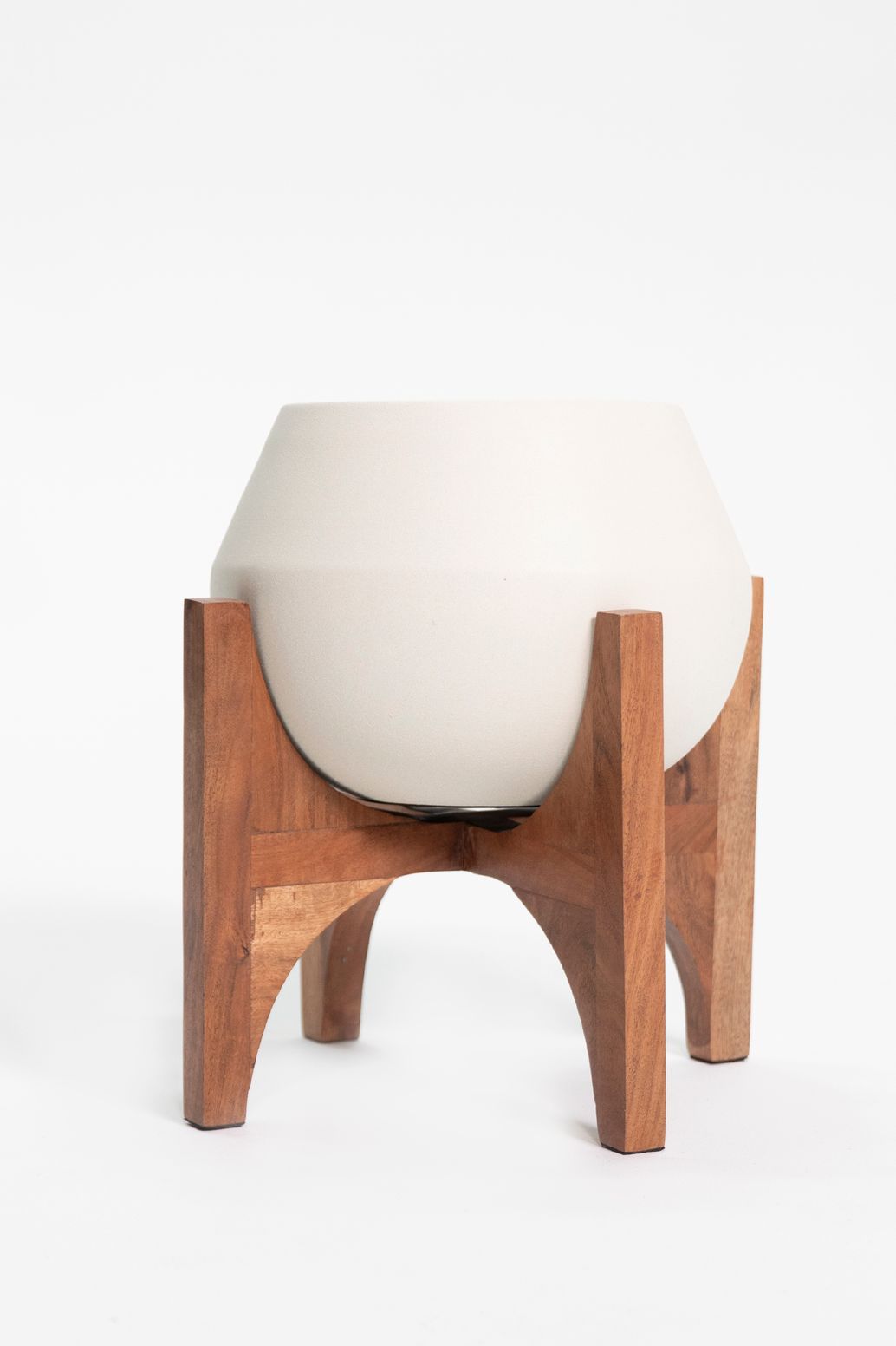 Witte plantenpot met houten standaard