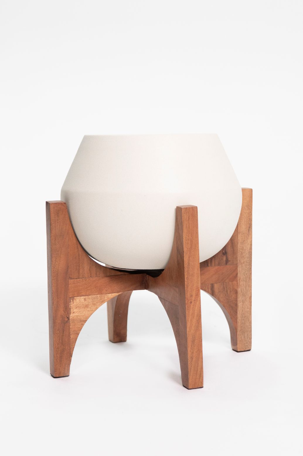 Witte plantenpot met houten standaard