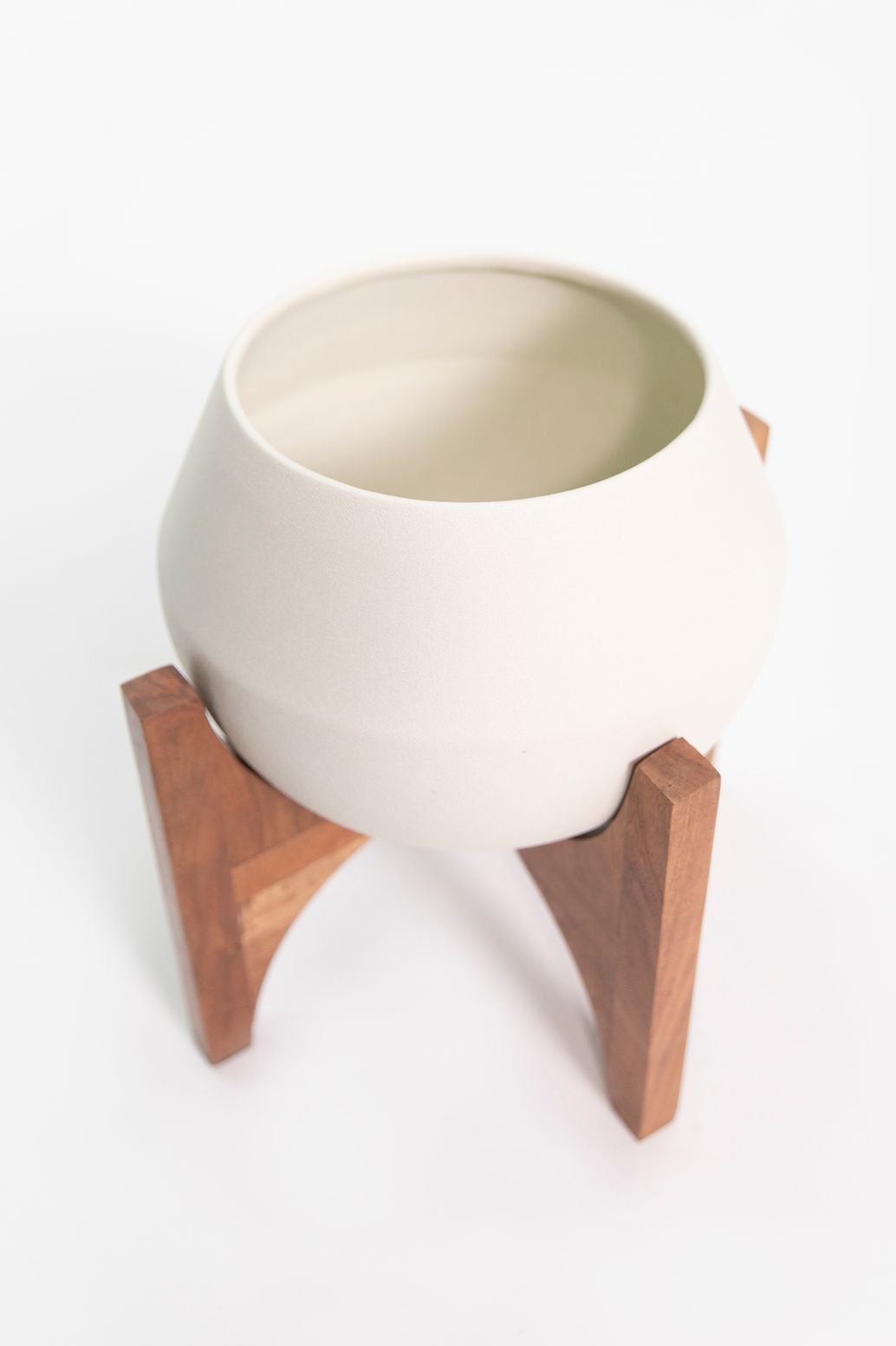 Witte plantenpot met houten standaard