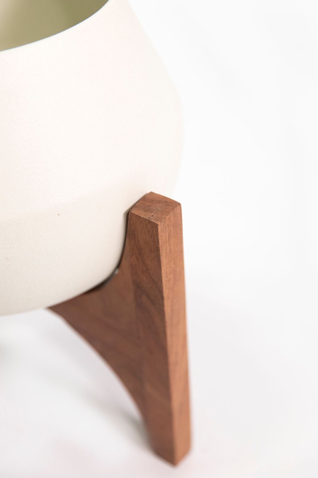 Witte plantenpot met houten standaard