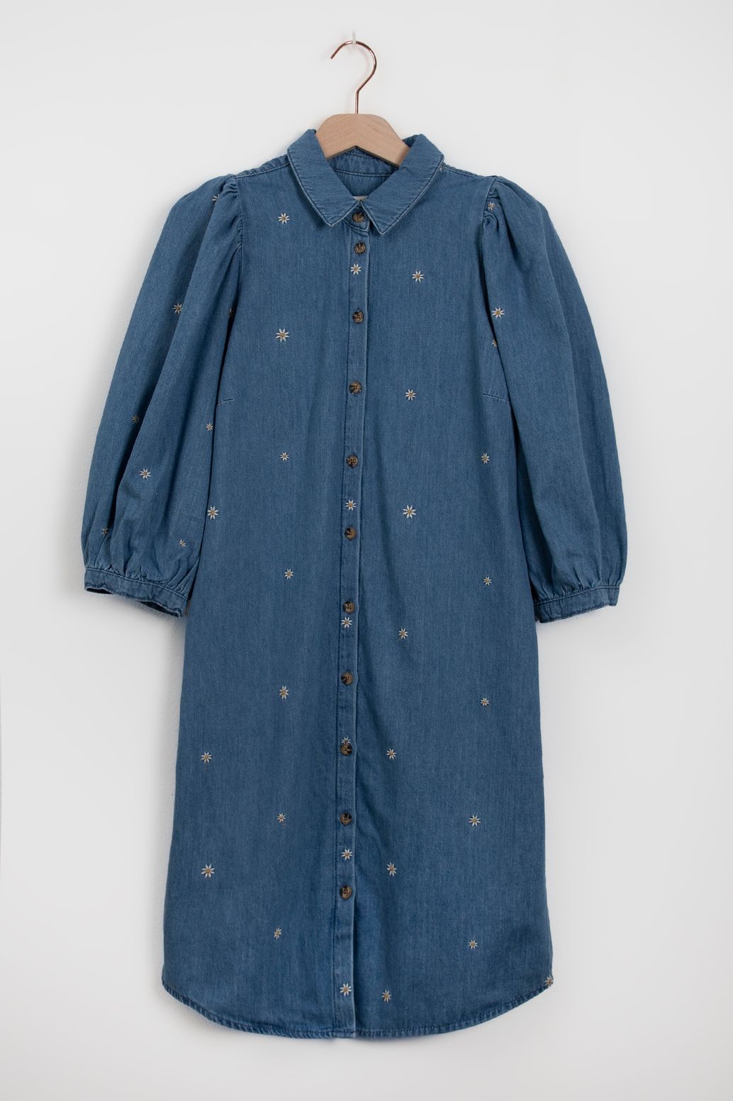 Jeanskleid mit Puffärmeln und Gänseblümchen-Stickerei