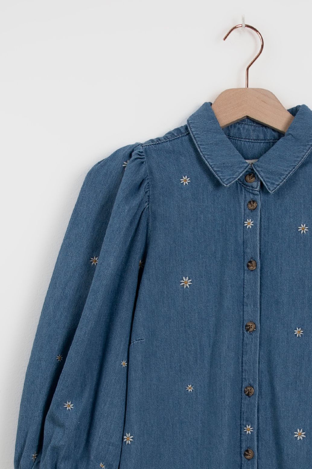 Denim jurk met pofmouwen en madeliefjes embroidery