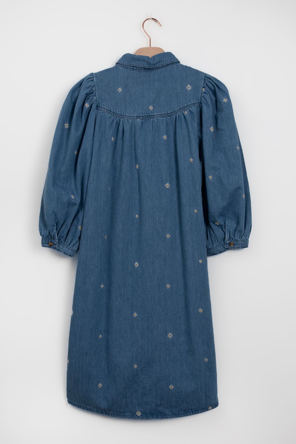 Denim jurk met pofmouwen en madeliefjes embroidery