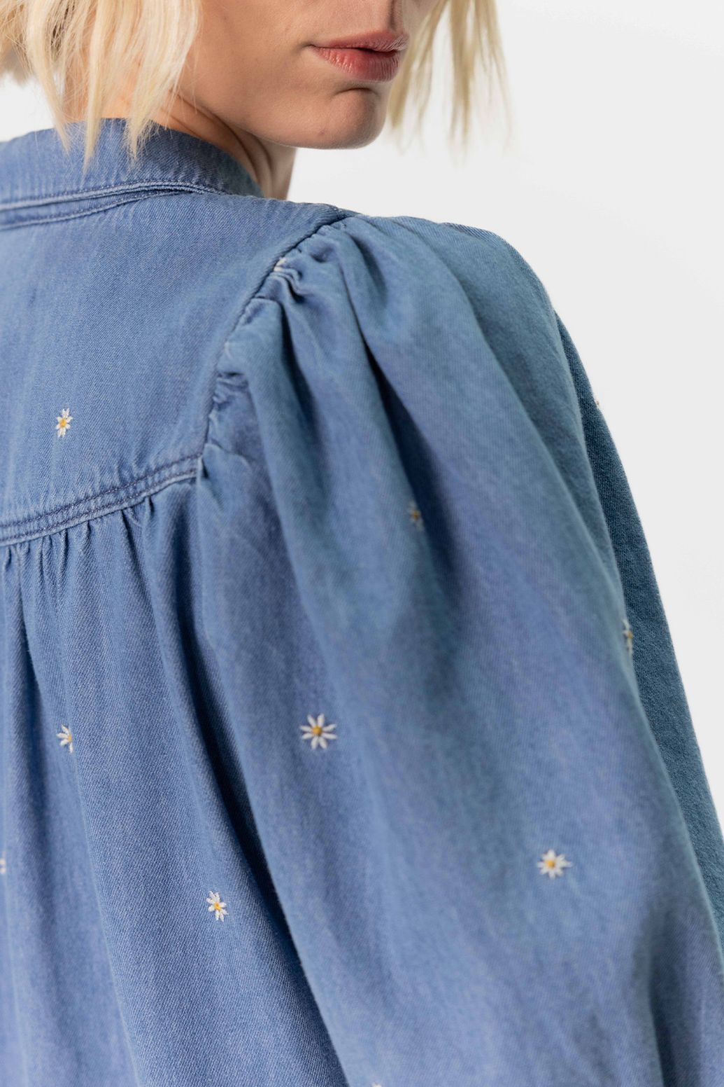 Jeanskleid mit Puffärmeln und Gänseblümchen-Stickerei