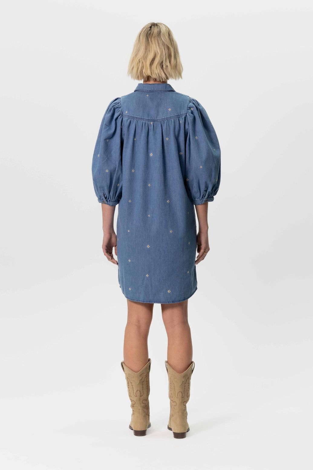 Jeanskleid mit Puffärmeln und Gänseblümchen-Stickerei