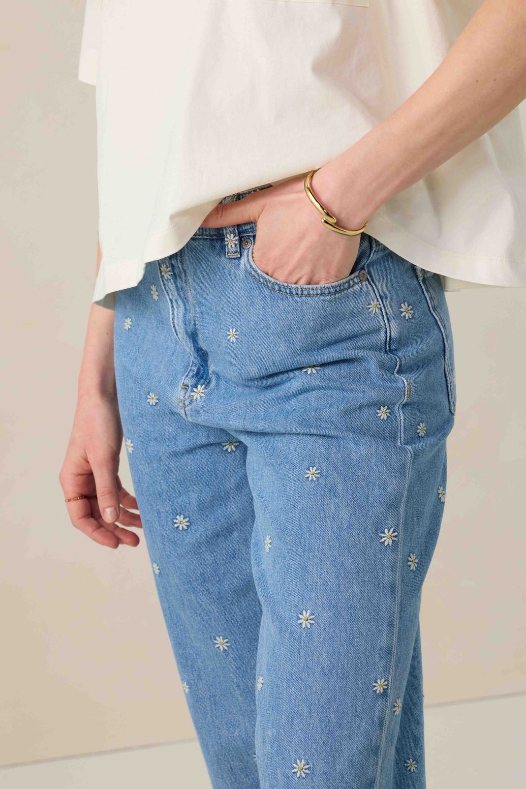 Belem Jean girlfriend avec marguerites brodées - bleu