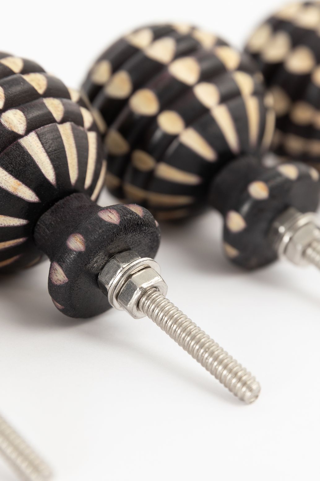 Türgriff aus geschnitztem Holz - schwarz