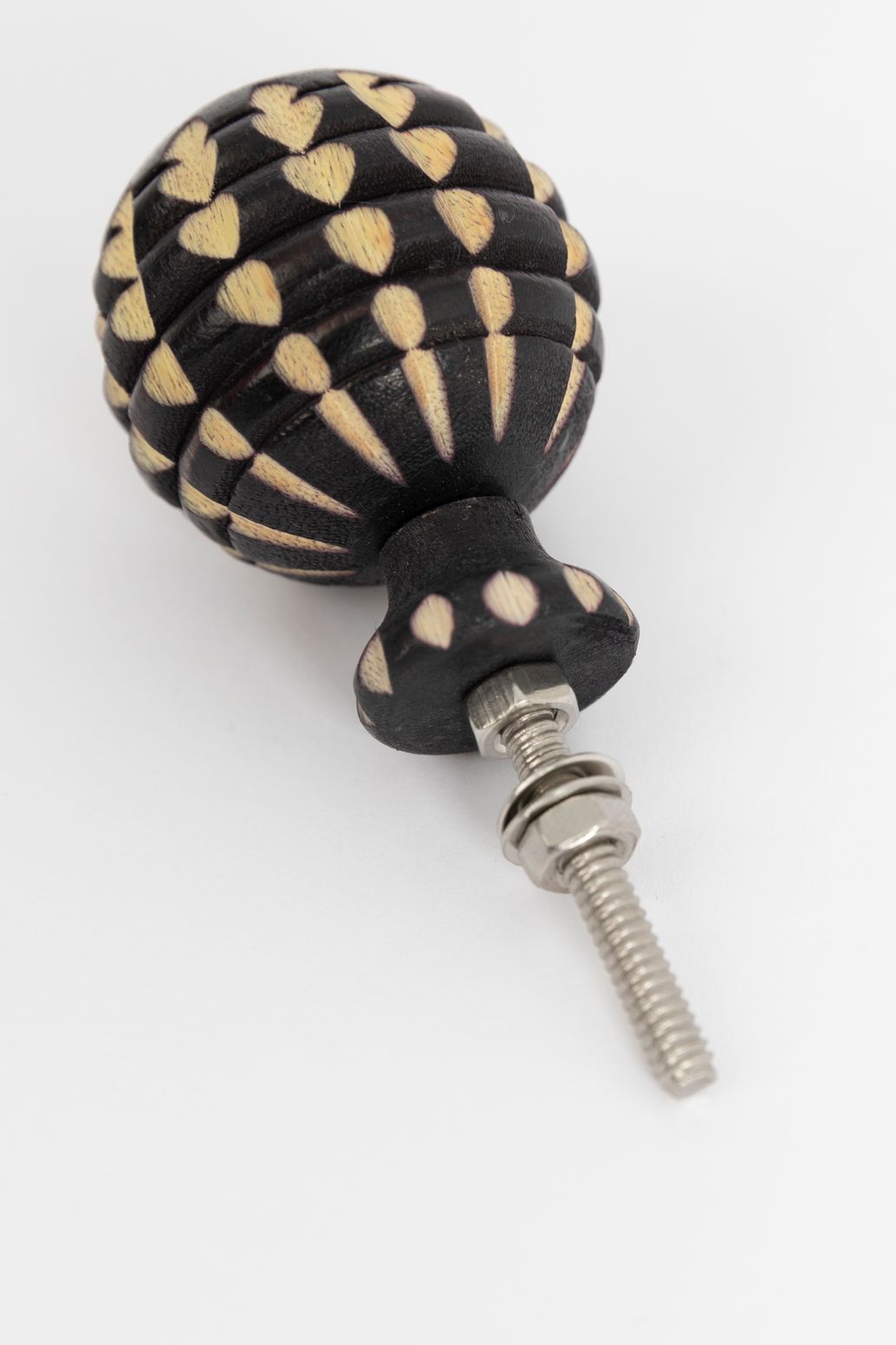 Türgriff aus geschnitztem Holz - schwarz