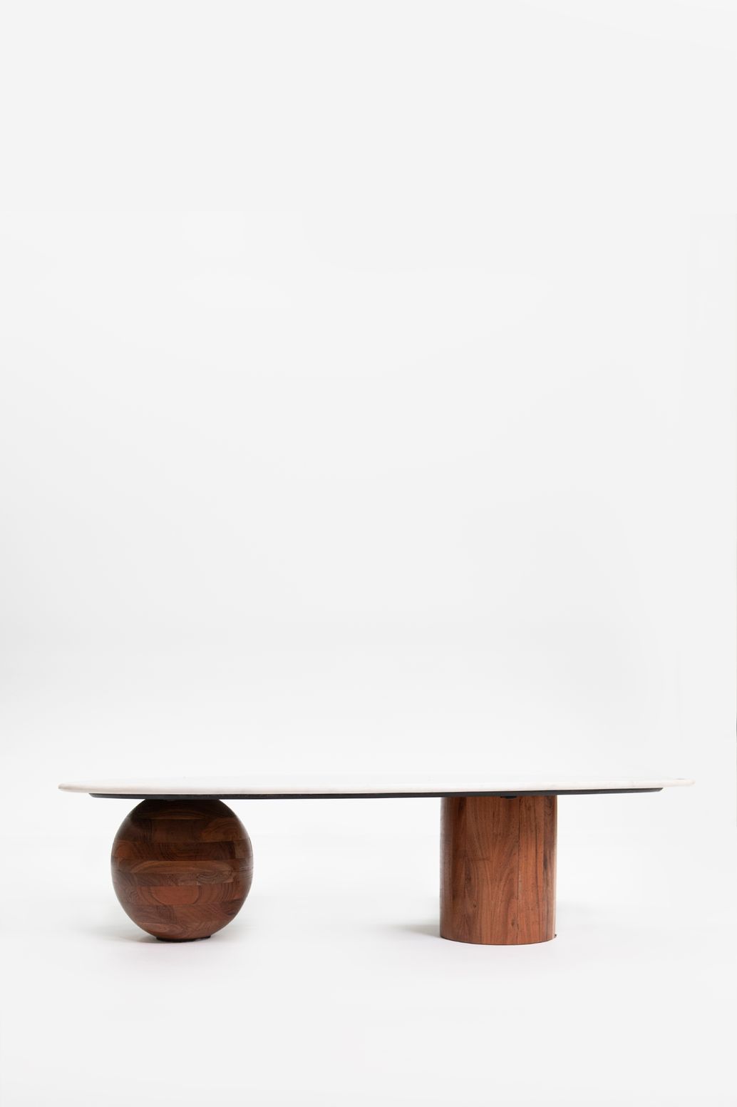 Table basse en bois avec plateau en marbre et base asymétrique