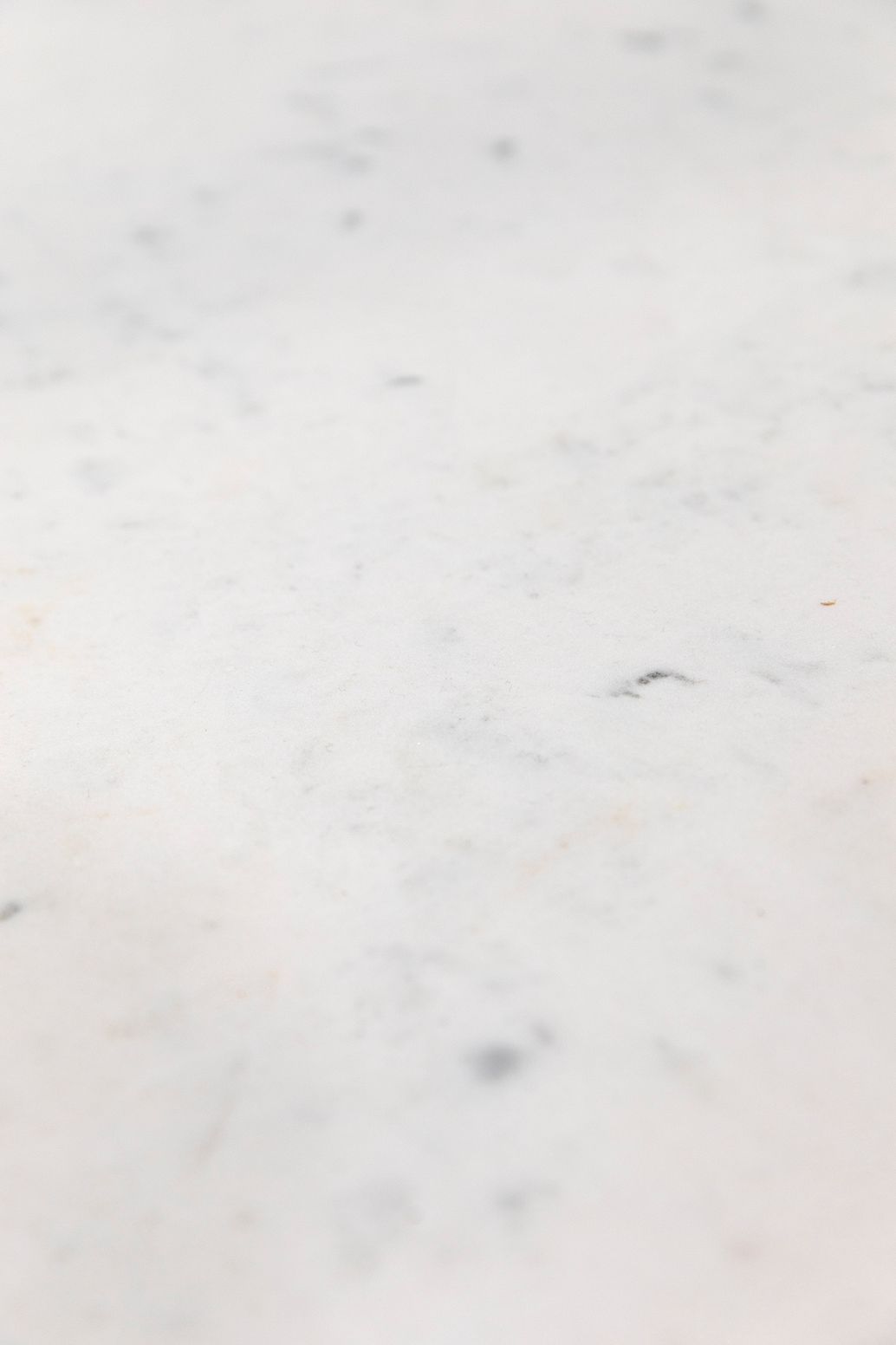 Table basse en bois avec plateau en marbre et base asymétrique