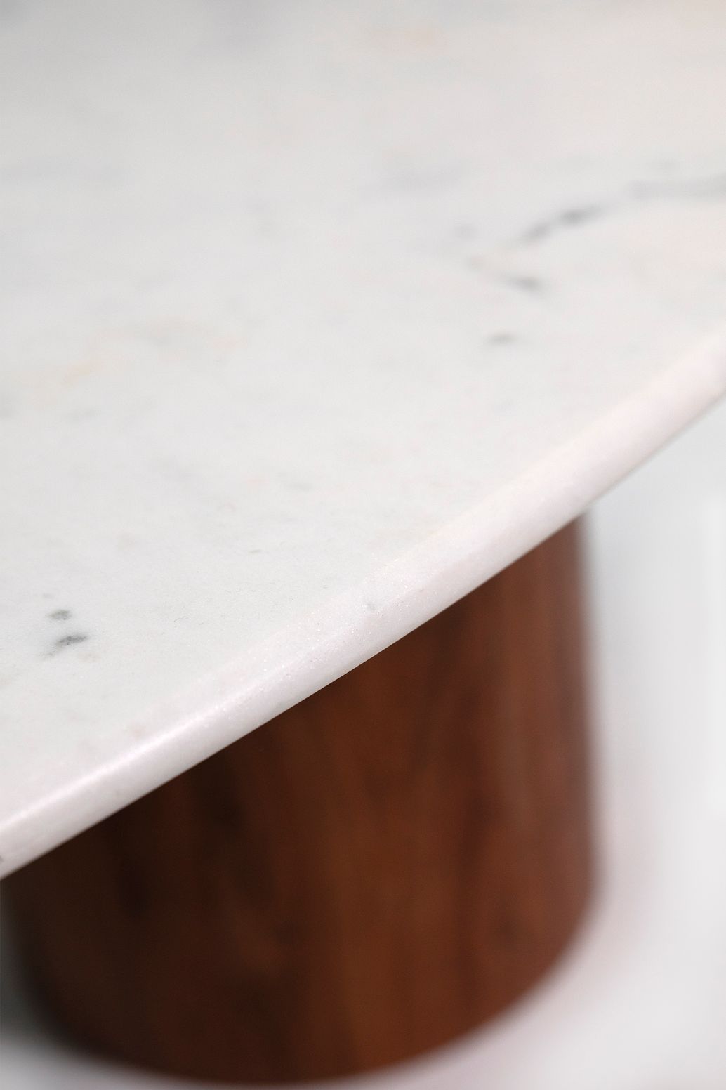 Houten koffietafel met marmer blad en asymmetrisch onderstel