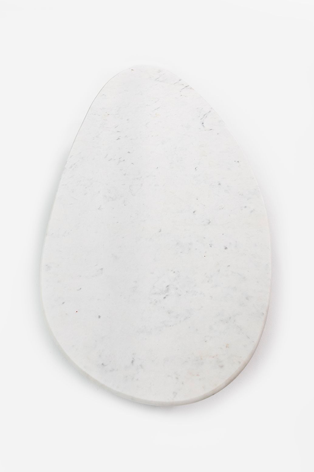 Houten koffietafel met marmer blad en asymmetrisch onderstel