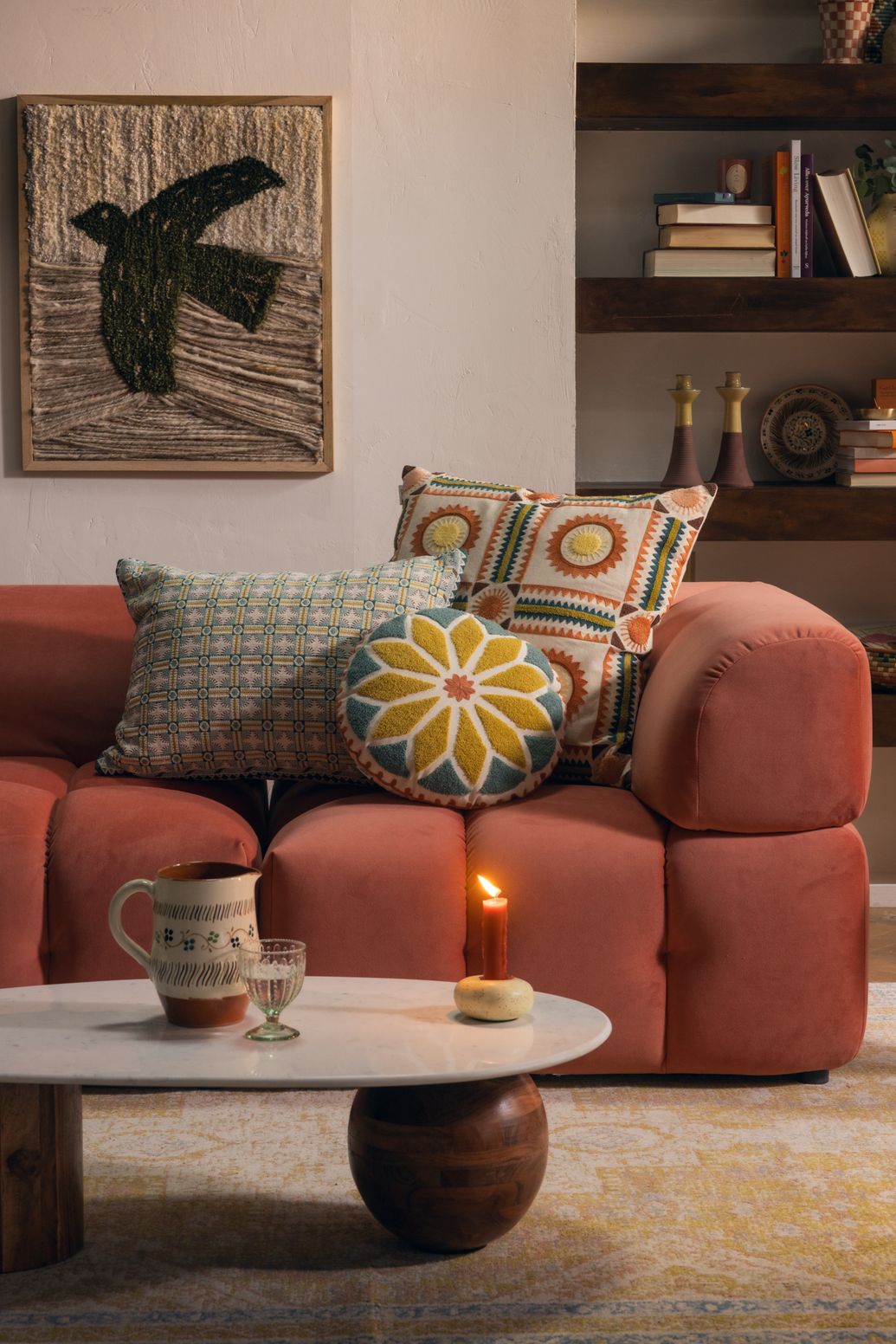 Table basse en bois avec plateau en marbre et base asymétrique