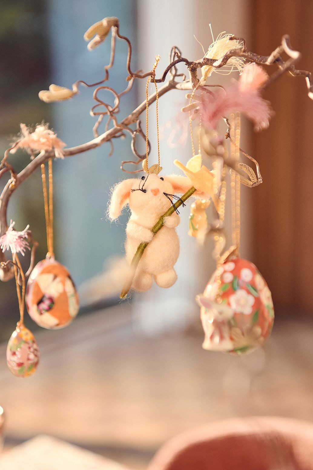 Osteranhänger aus Filz Hase mit Blume - weiß