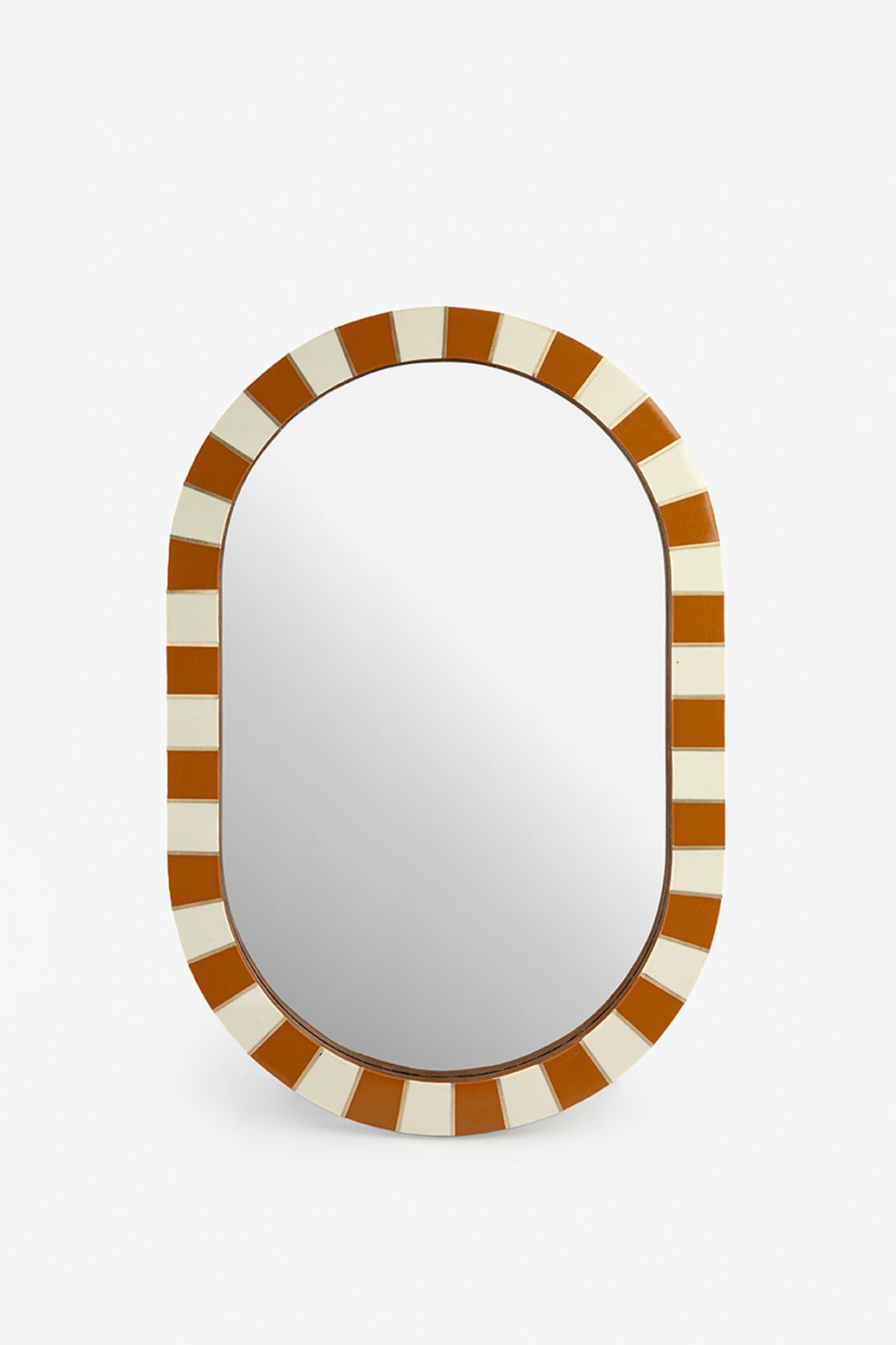 Oranje hangspiegel met geblokte omlijsting