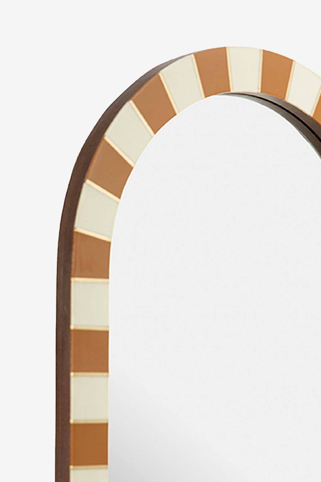 Oranje hangspiegel met geblokte omlijsting