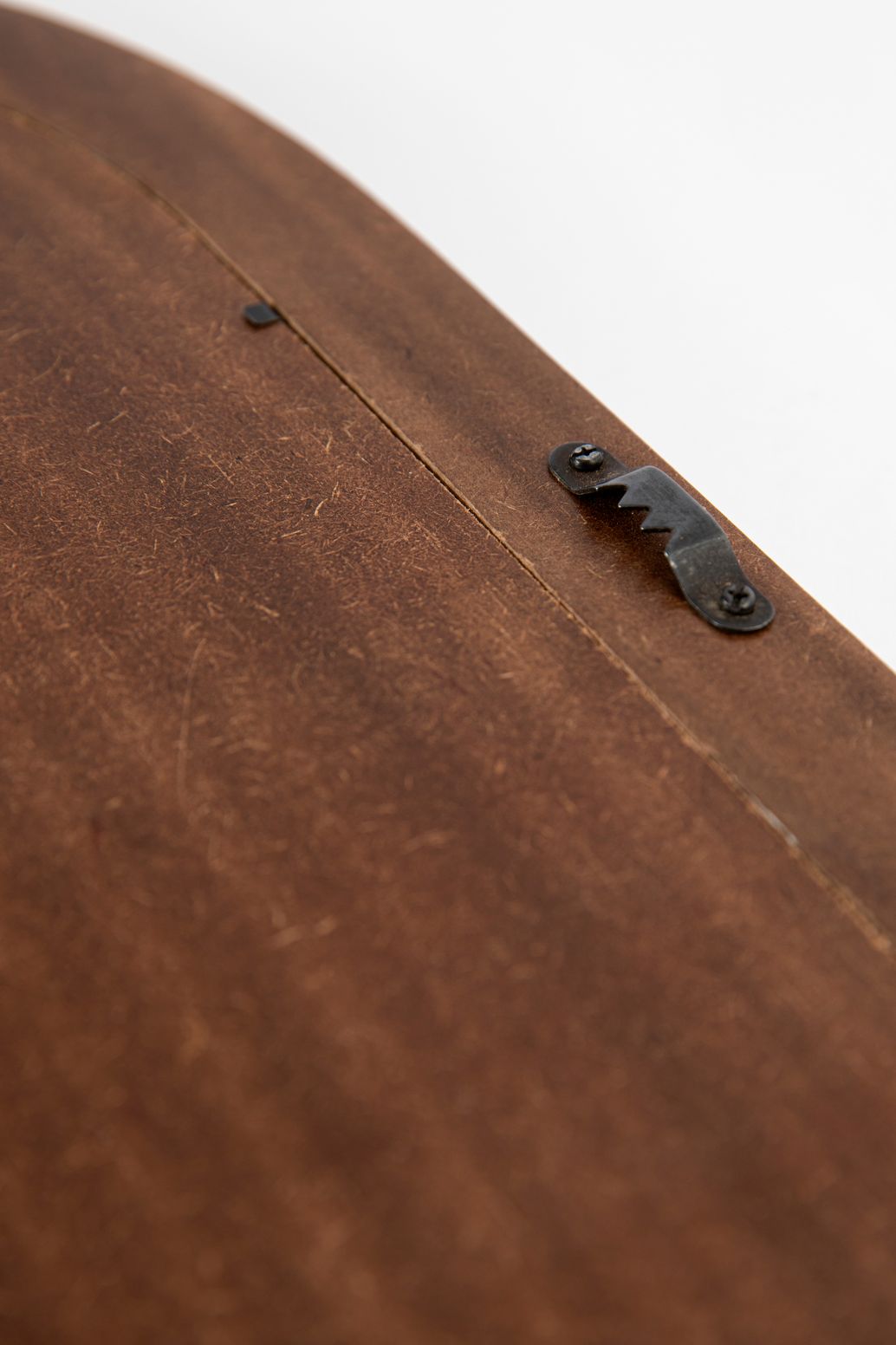 Oranje hangspiegel met geblokte omlijsting