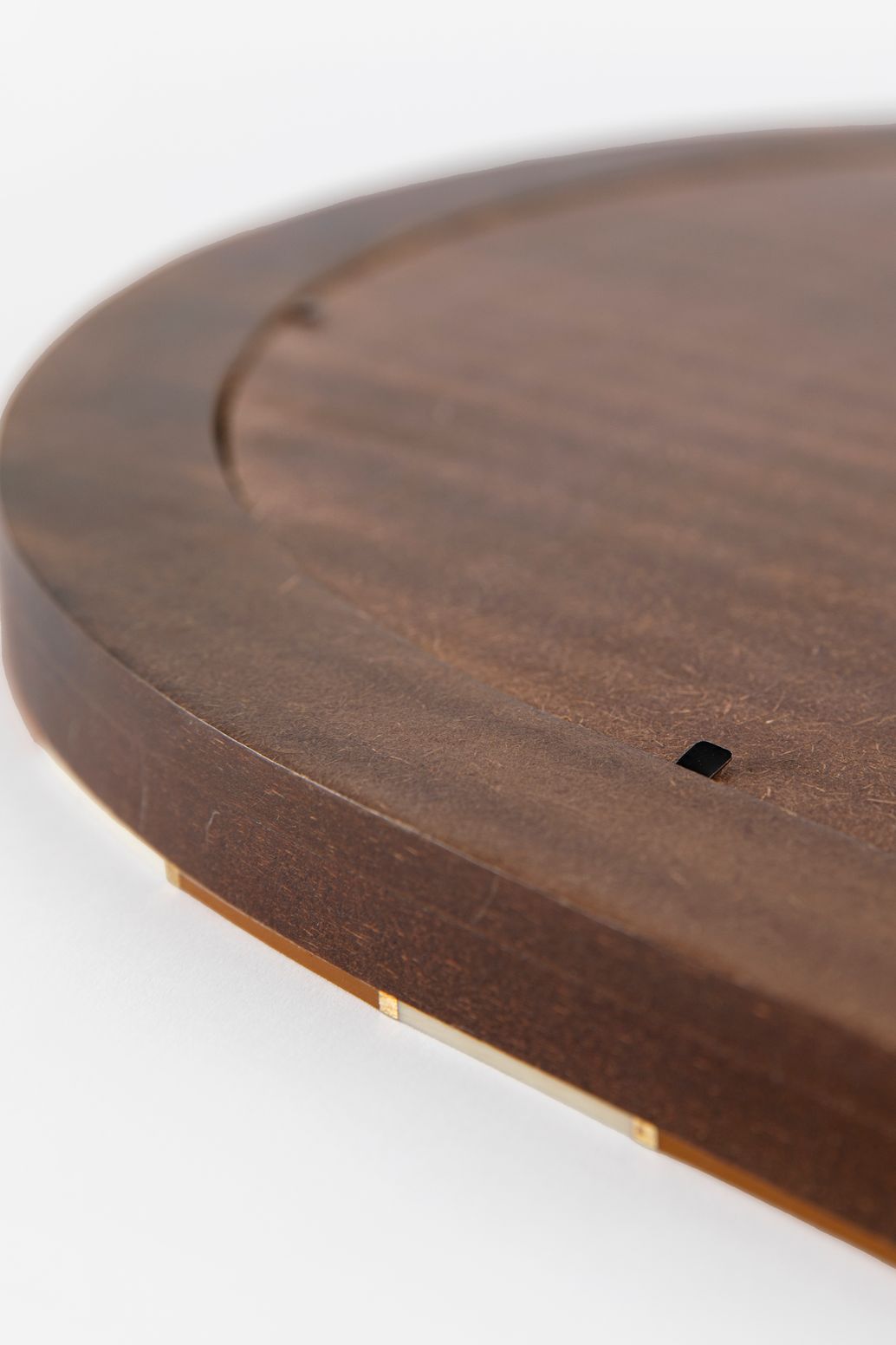 Oranje hangspiegel met geblokte omlijsting