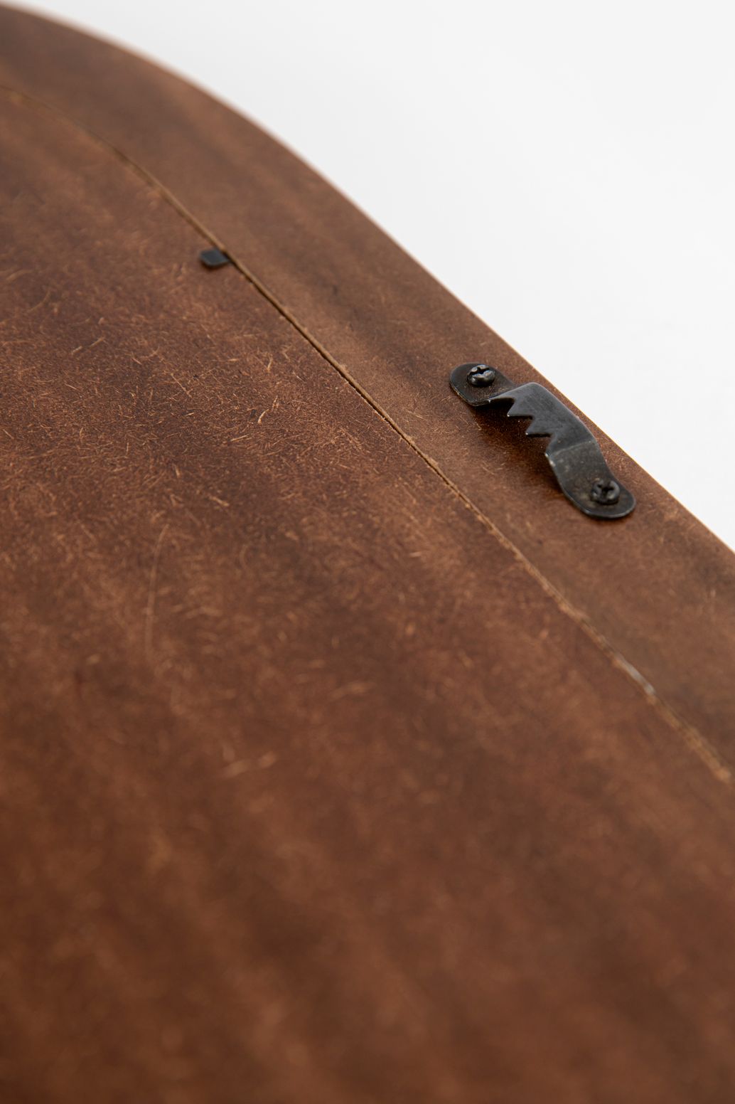 Oranje hangspiegel met geblokte omlijsting