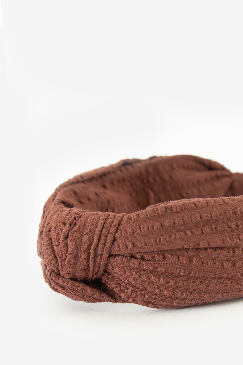 Roodbruine haarband met knoopdetail