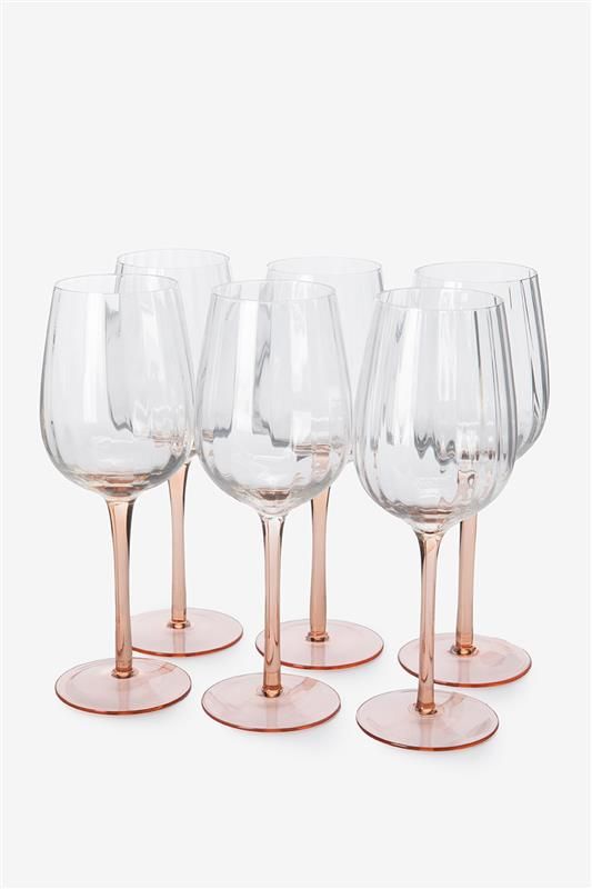 Weingläser mit orangefarbenem Fuß