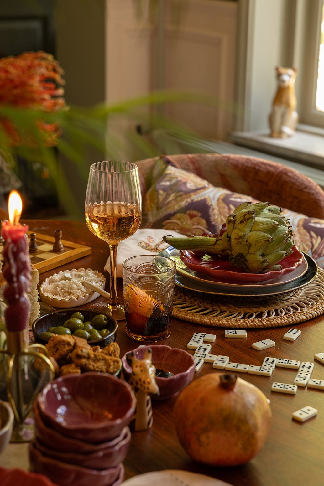 Weingläser mit orangefarbenem Fuß