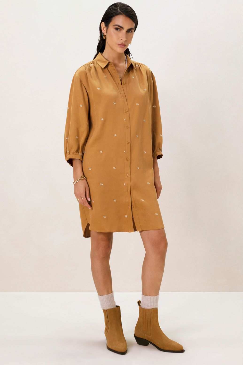 Kleid mit Puffärmeln und Stickerei - braun